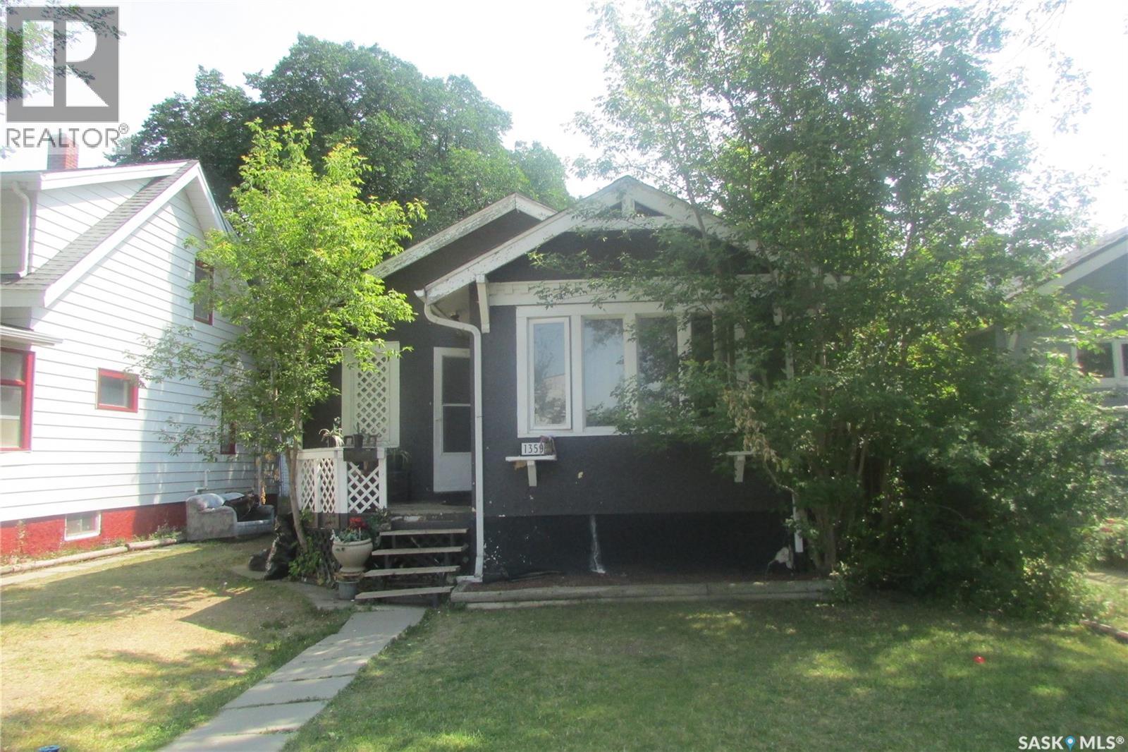 Property at 1359 Elphinstone STREET image 1