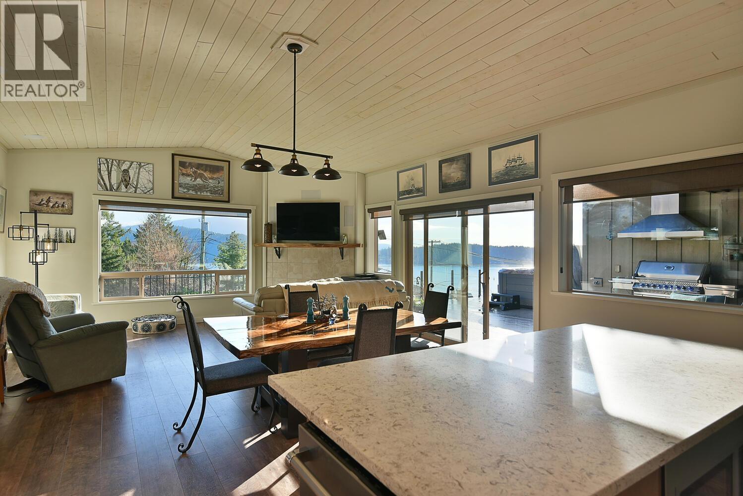 659-661 Gibsons Way, Gibsons, British Columbia  V0N 1V9 - Photo 7 - R3033655
