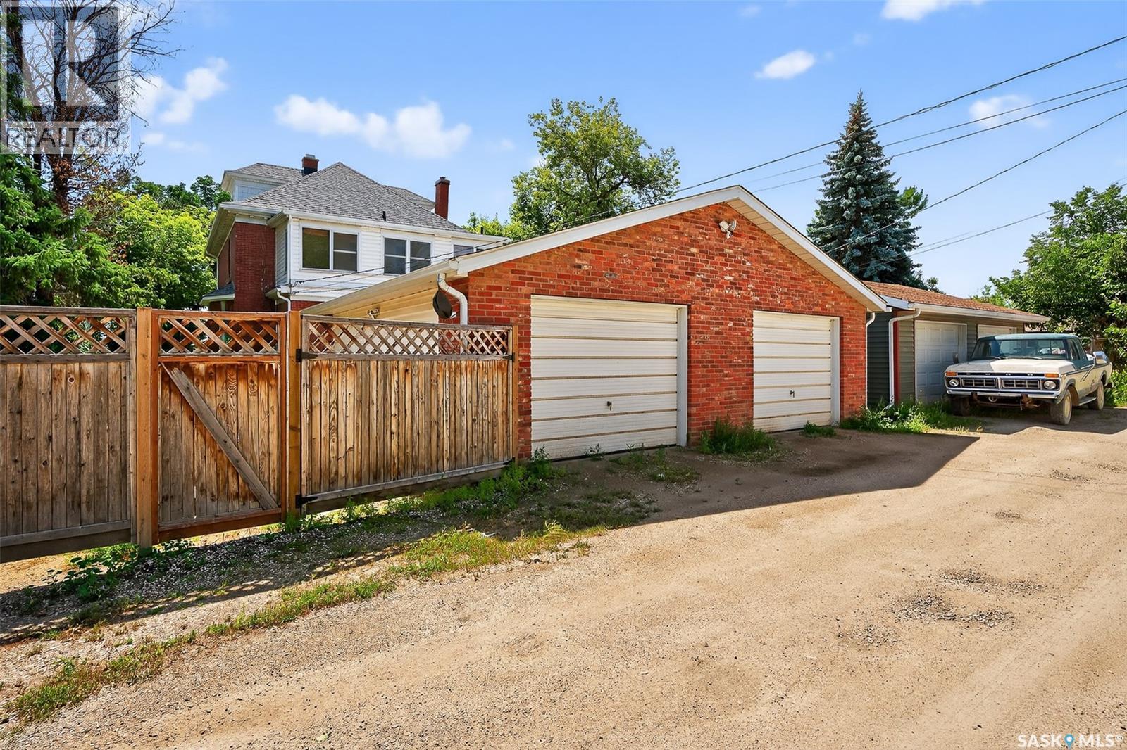 Property at 438 Ominica STREET W image 2