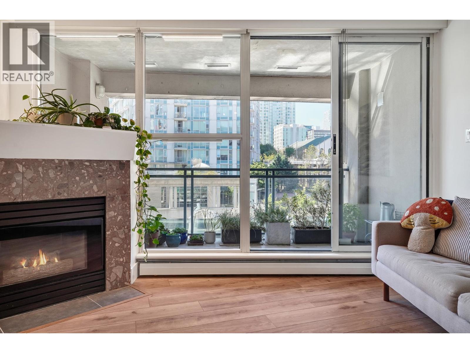 306 183 KEEFER PLACE, Vancouver, British Columbia