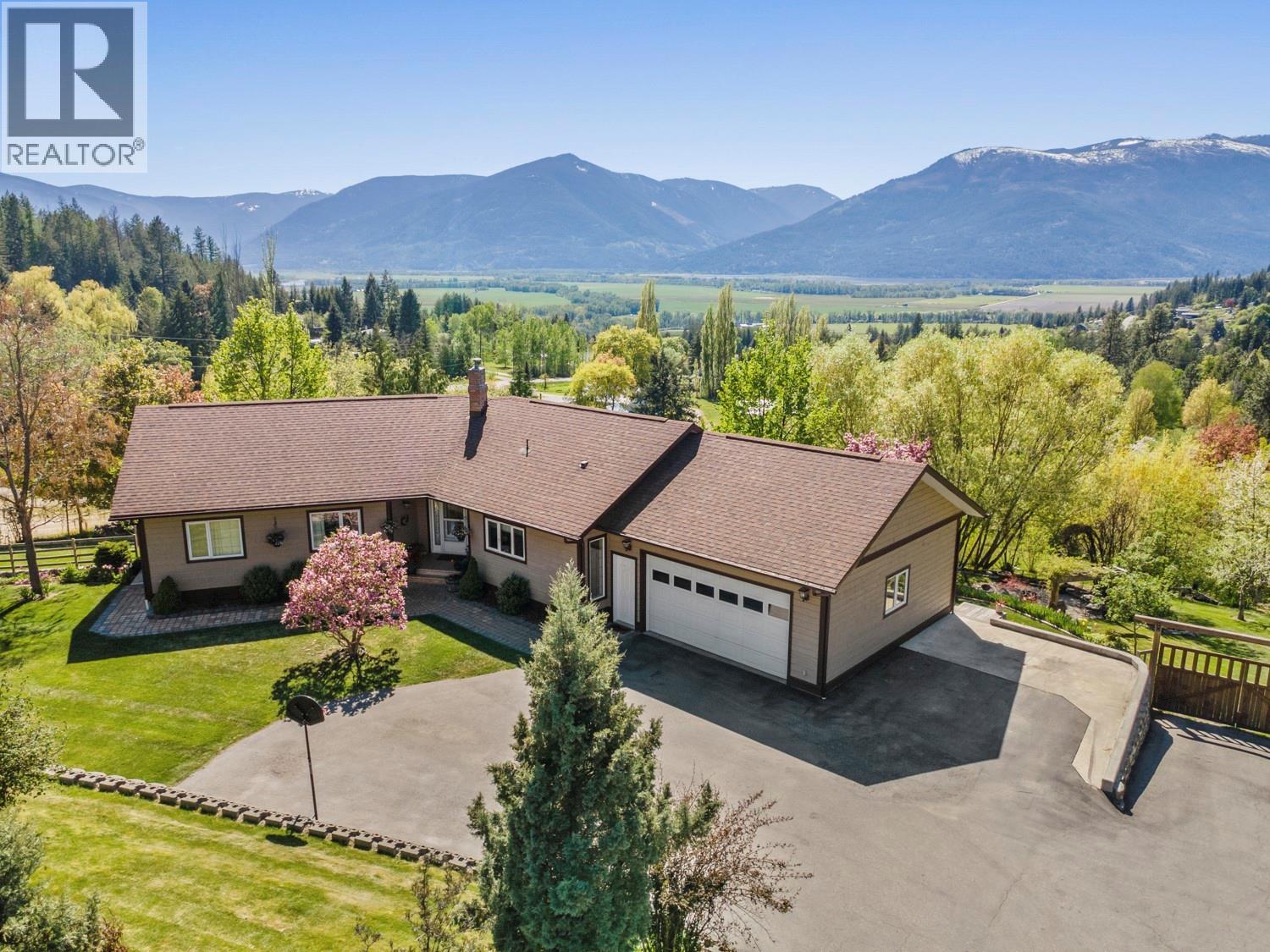 Wynndel/Lakeview House for sale:  5 bedroom 3,434 sq.ft. (Listed 2025-03-21)