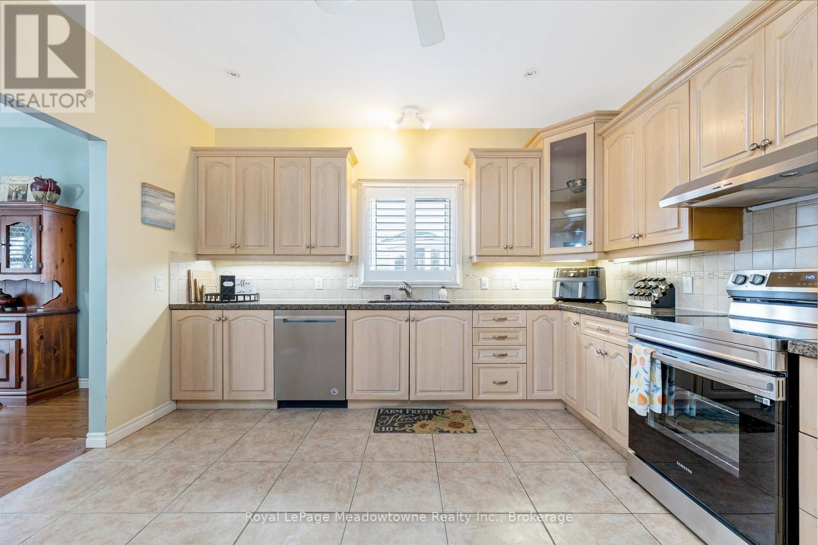 120 Gracehill Crescent, Hamilton, Ontario  L8B 1A5 - Photo 7 - X12325962