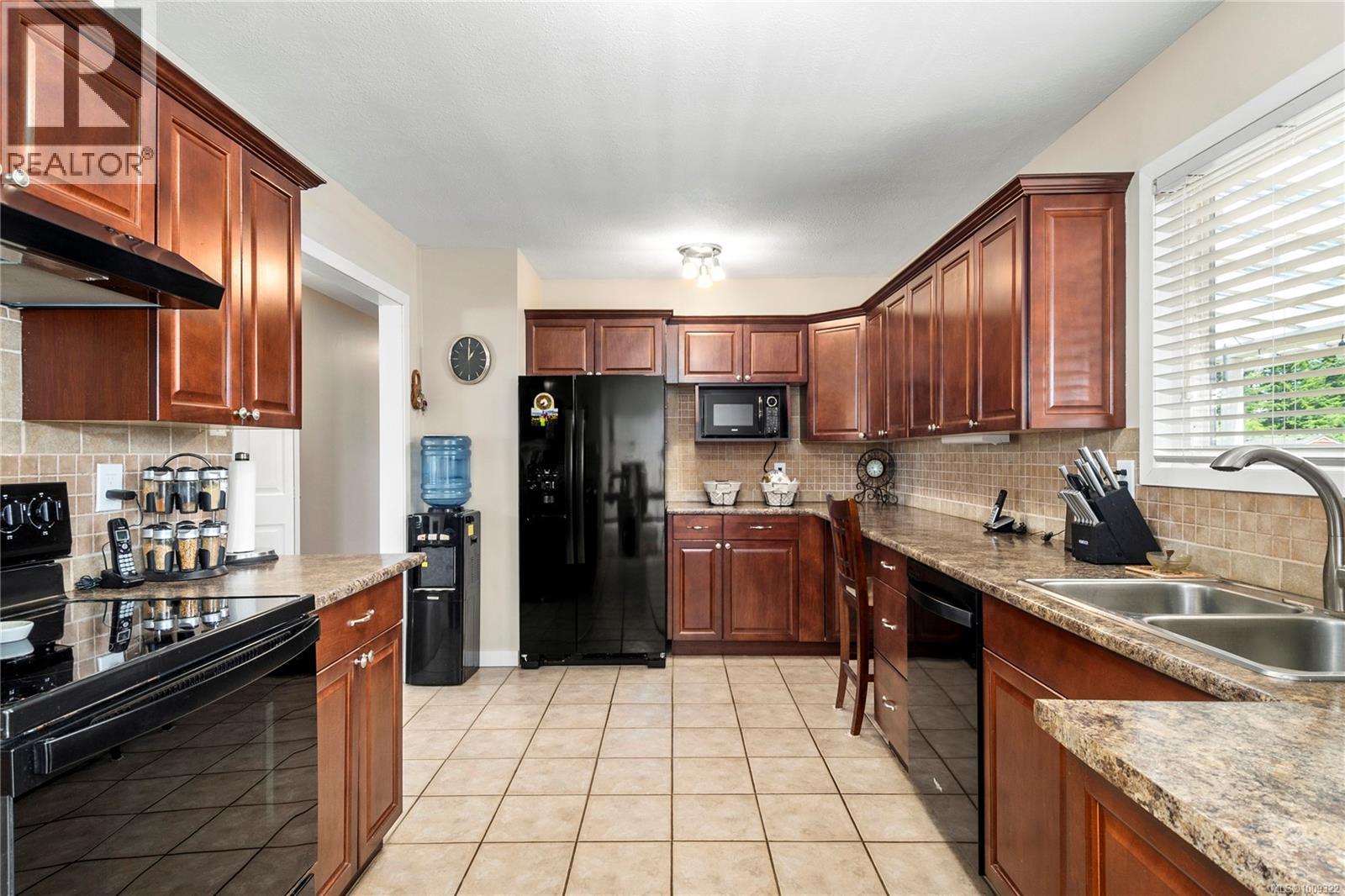 Property at 183 Dogwood St S image 3