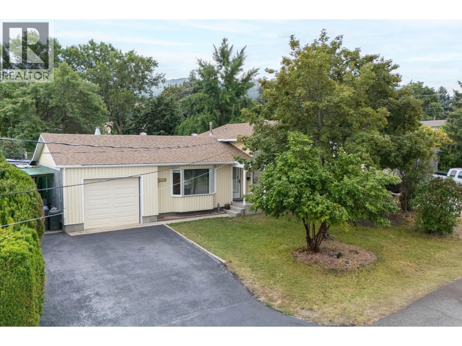 Property at 4811 Parkdale Crescent image 2