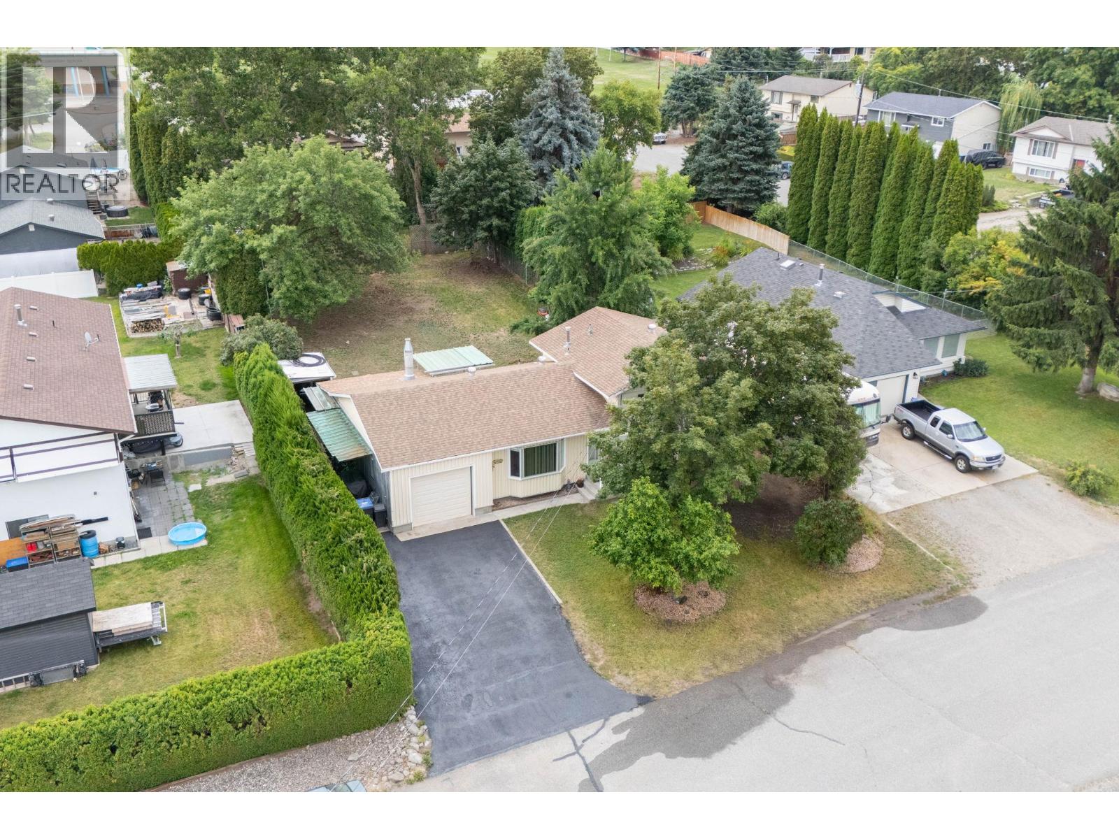 Property at 4811 Parkdale Crescent image 3