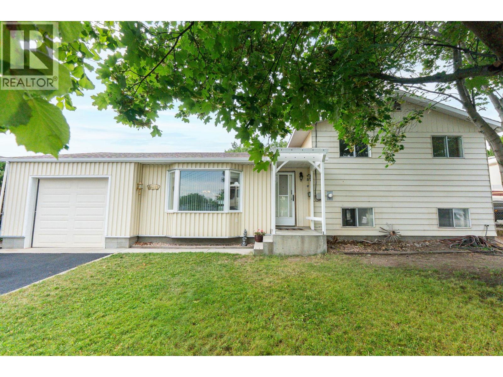 Property at 4811 Parkdale Crescent image 4
