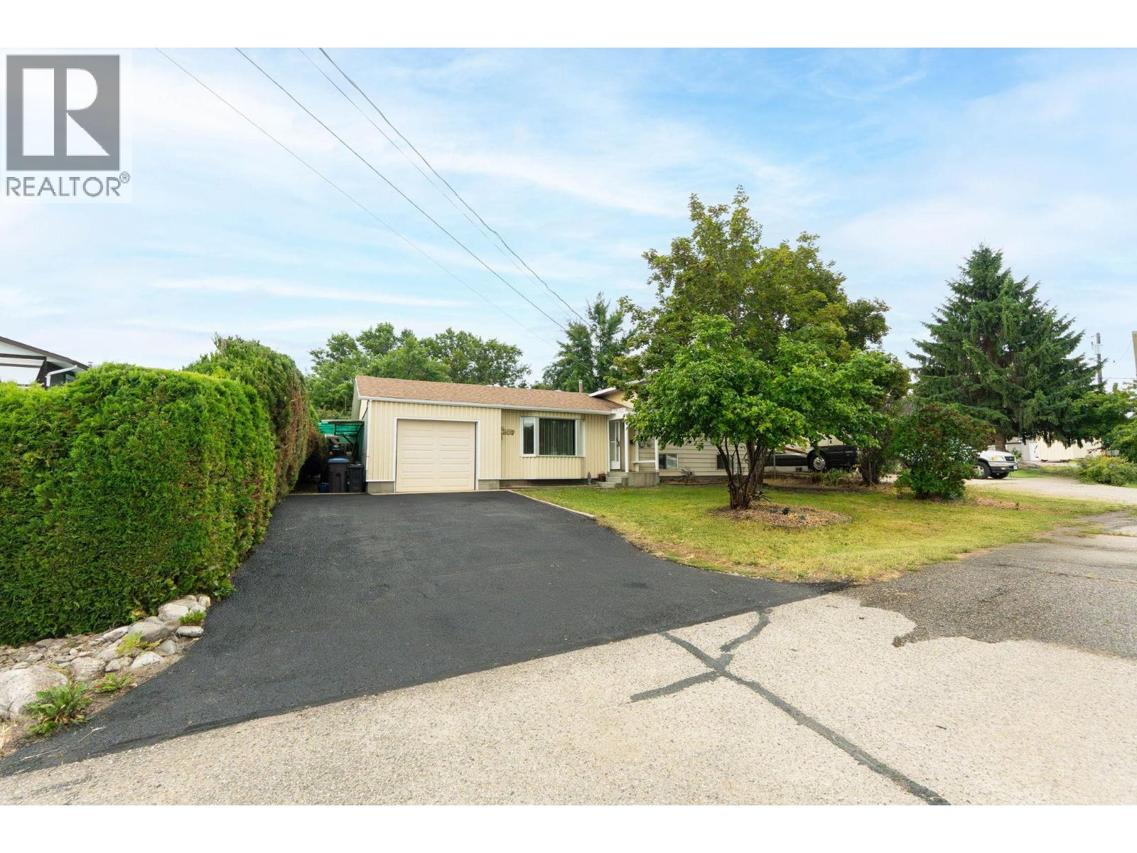 Property at 4811 Parkdale Crescent image 5