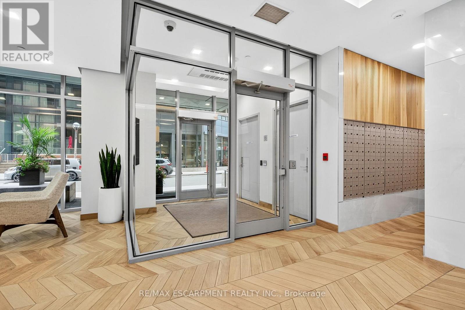 212 - 15 Bruyeres Mews, Toronto (Niagara), Ontario  M5V 0A7 - Photo 4 - C12325998