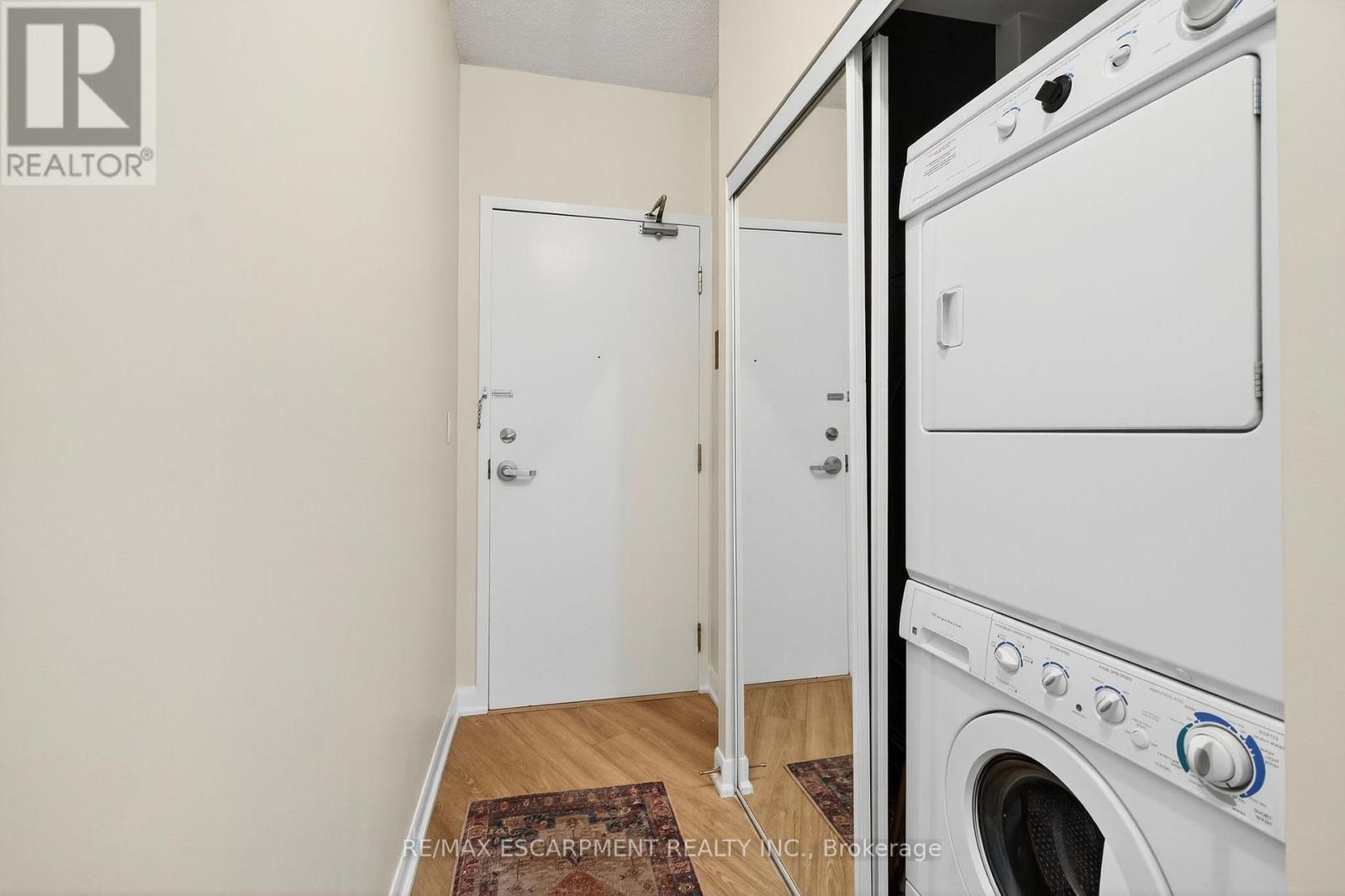 212 - 15 Bruyeres Mews, Toronto (Niagara), Ontario  M5V 0A7 - Photo 8 - C12325998