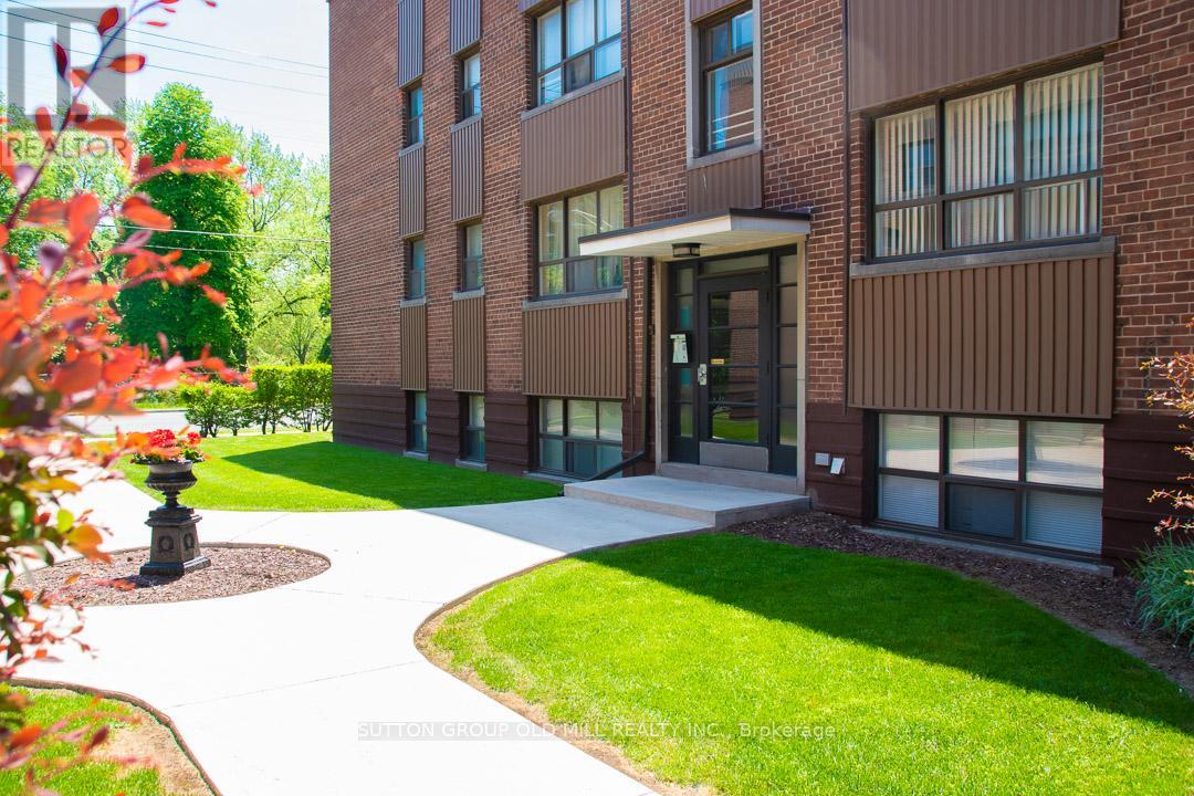 7 - 2846 Bloor Street W, Toronto, Ontario  M8X 1A9 - Photo 11 - W12326054