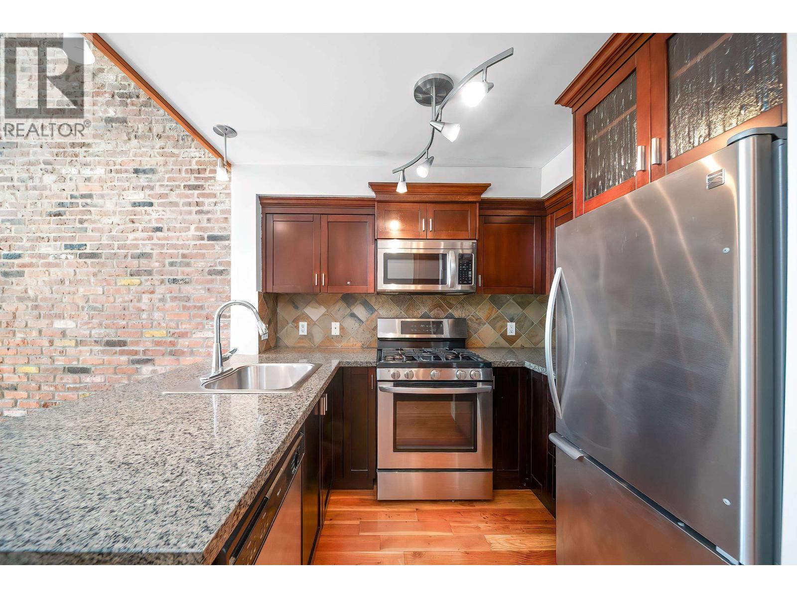 214 10 Renaissance Square, New Westminster, British Columbia  V3M 7B1 - Photo 10 - R3033857
