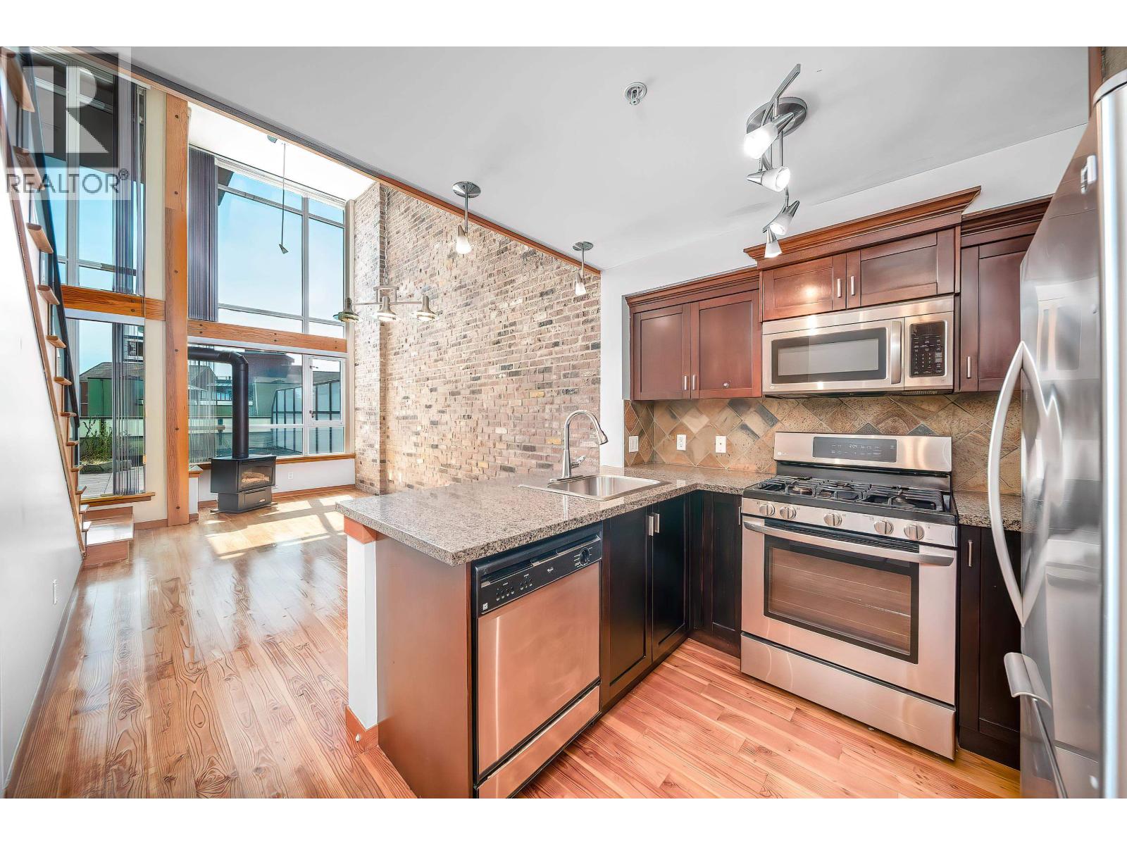 214 10 Renaissance Square, New Westminster, British Columbia  V3M 7B1 - Photo 6 - R3033857