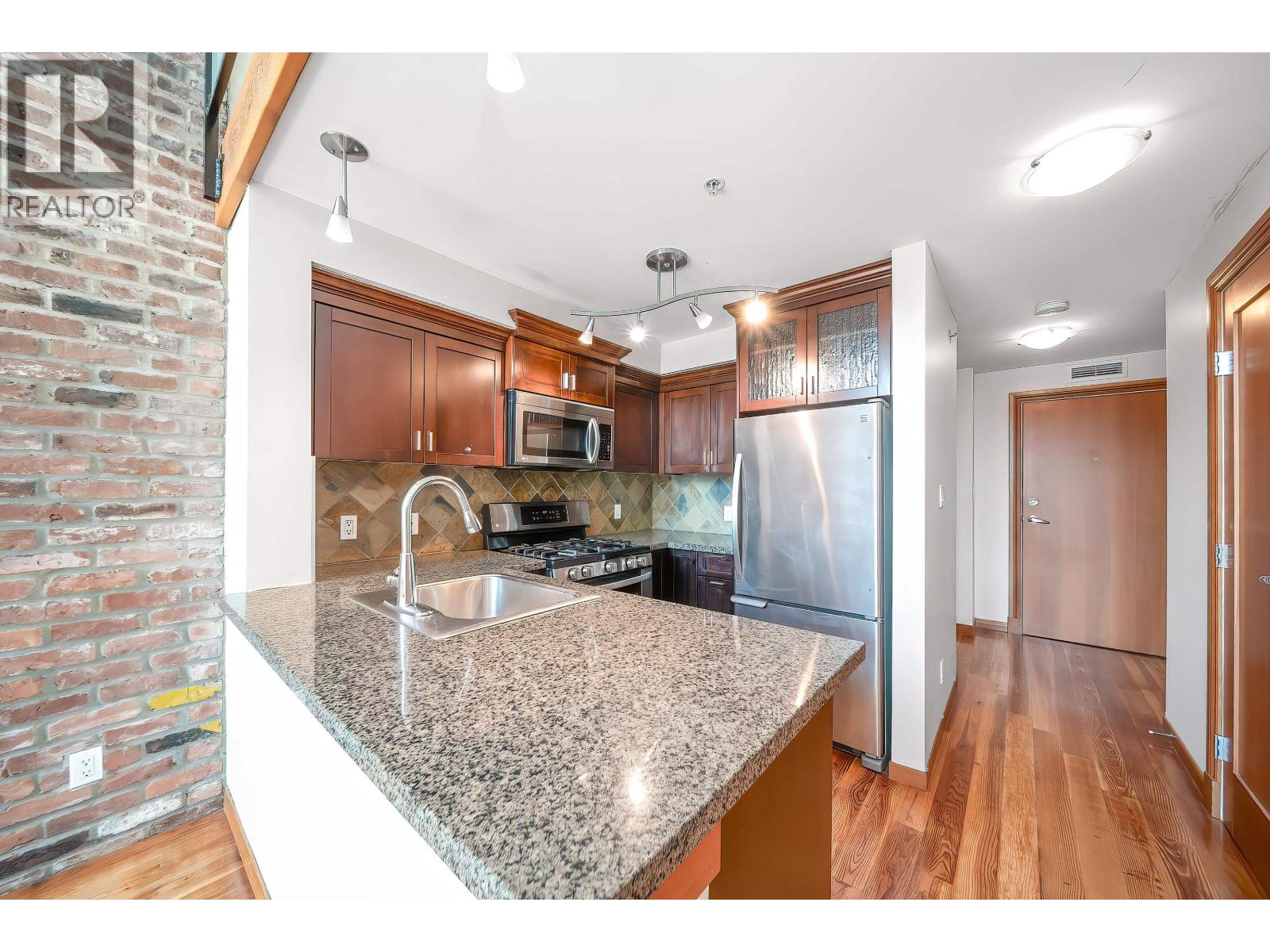 214 10 Renaissance Square, New Westminster, British Columbia  V3M 7B1 - Photo 7 - R3033857