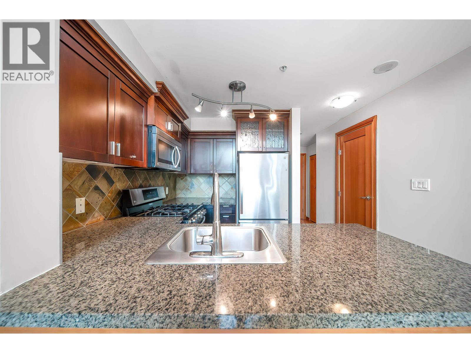 214 10 Renaissance Square, New Westminster, British Columbia  V3M 7B1 - Photo 8 - R3033857