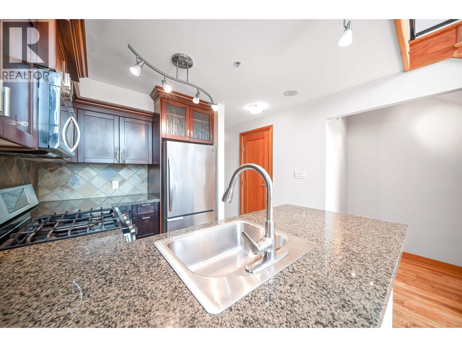 214 10 Renaissance Square, New Westminster, British Columbia  V3M 7B1 - Photo 9 - R3033857