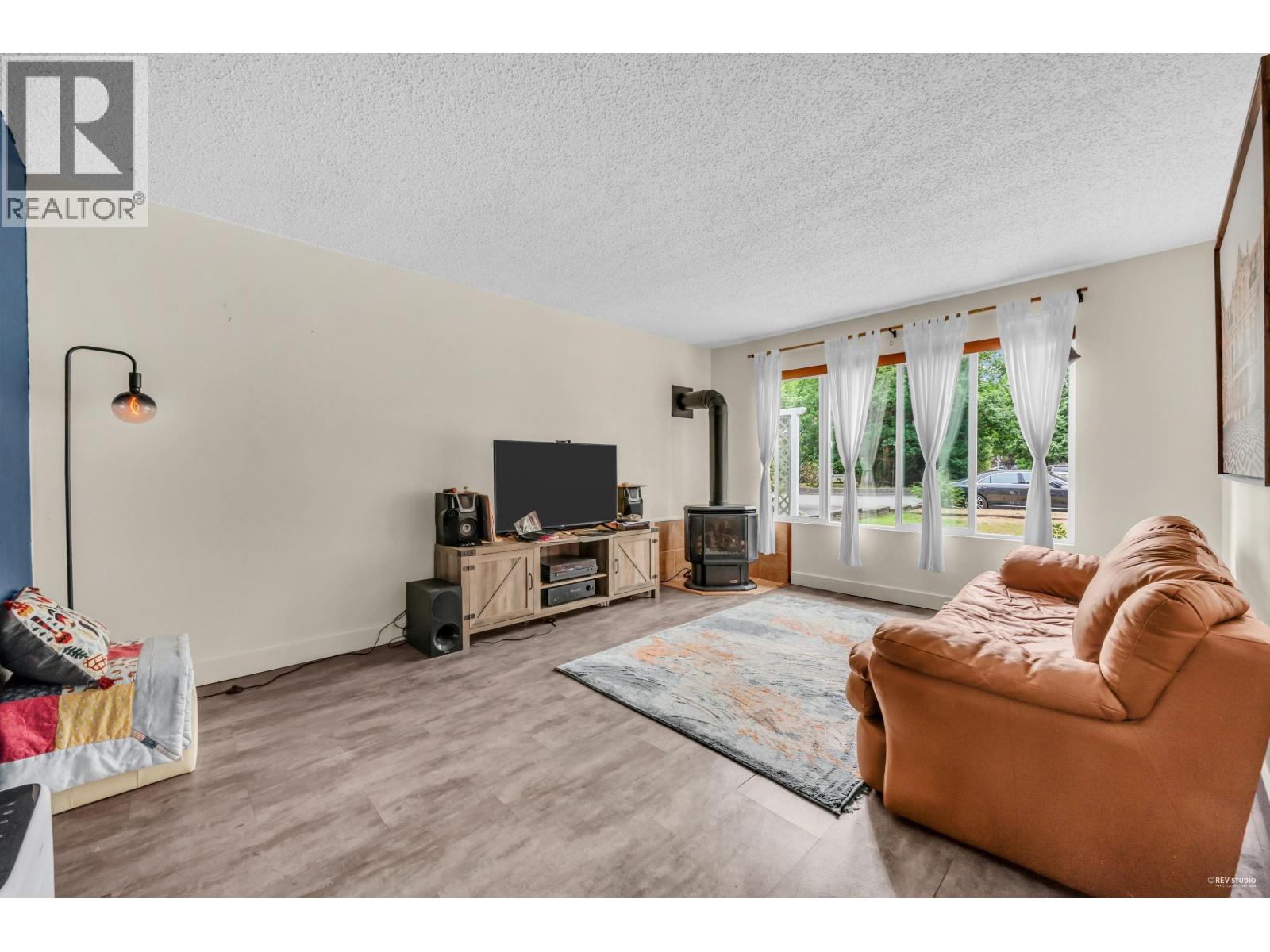 Property at 1095 SPRUCE AVENUE image 5