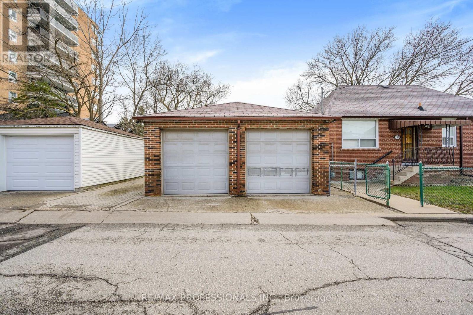 Property at 560 ATLAS AVENUE image 3