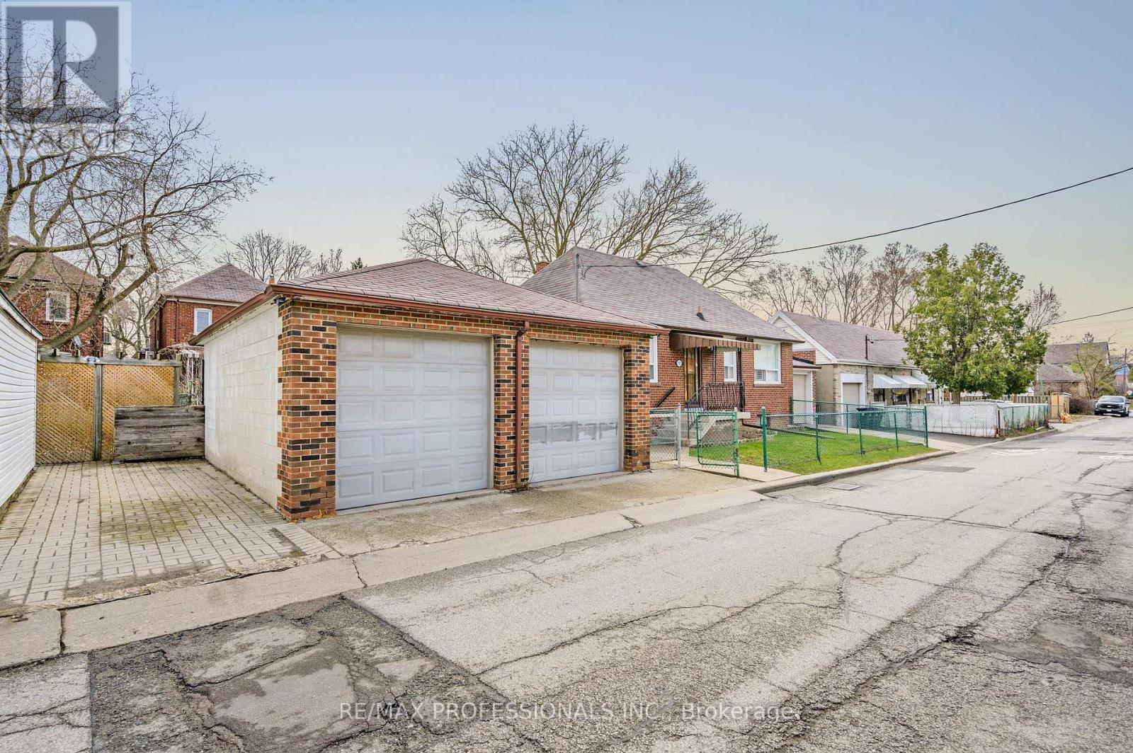 Property at 560 ATLAS AVENUE image 4