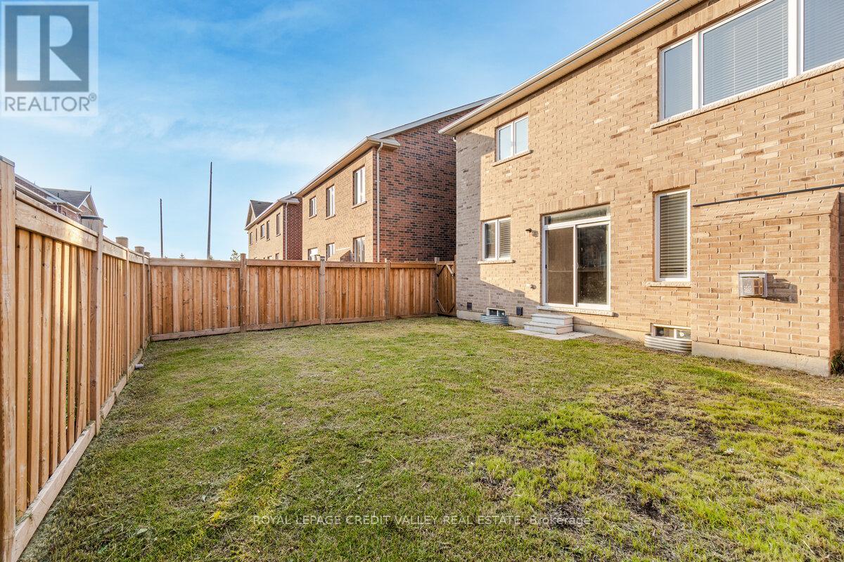 380 Robert Parkinson Drive, Brampton, Ontario  L7A 4B8 - Photo 21 - W12326115