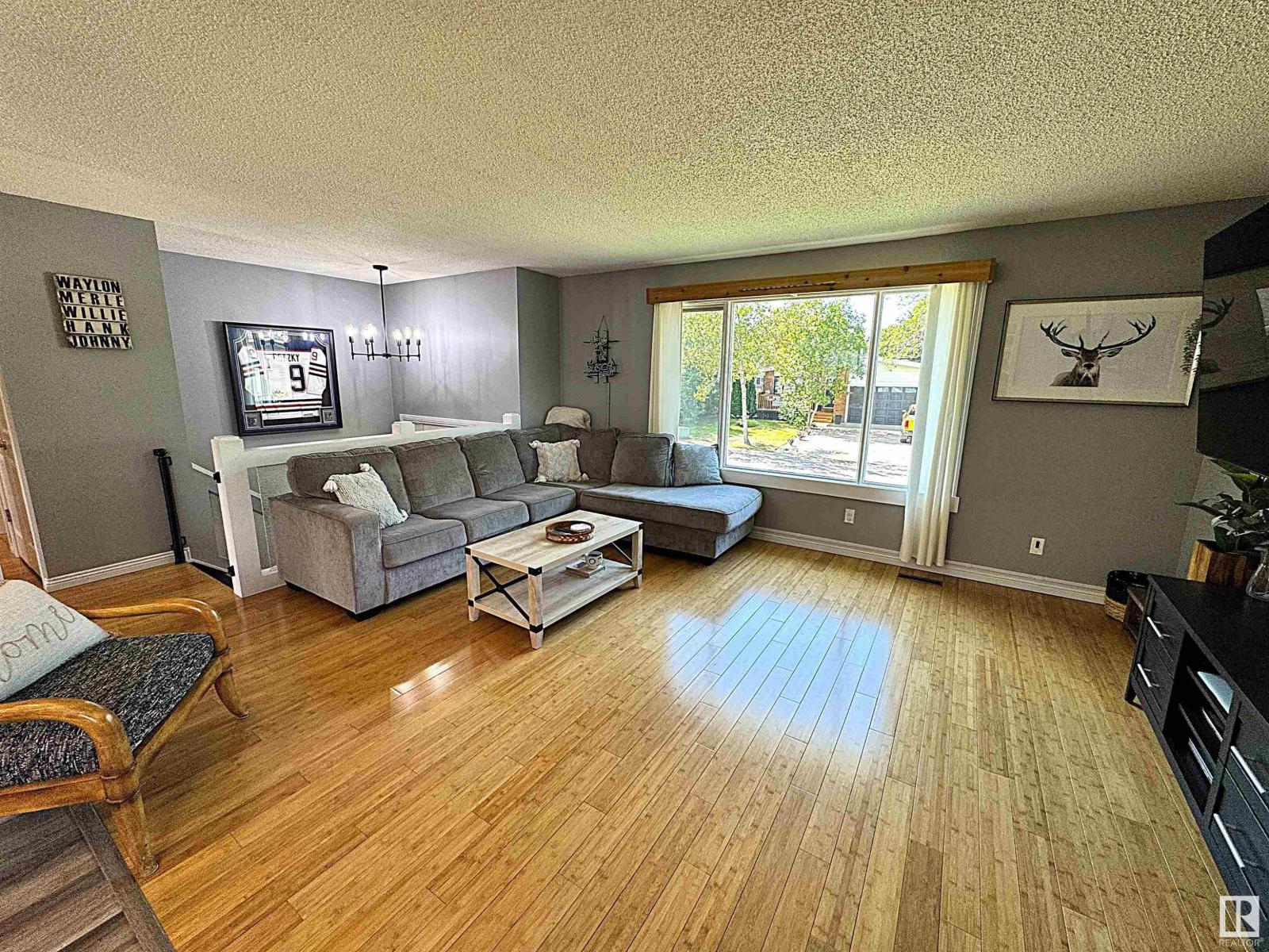 Property at 30 LORRAINE CR image 3