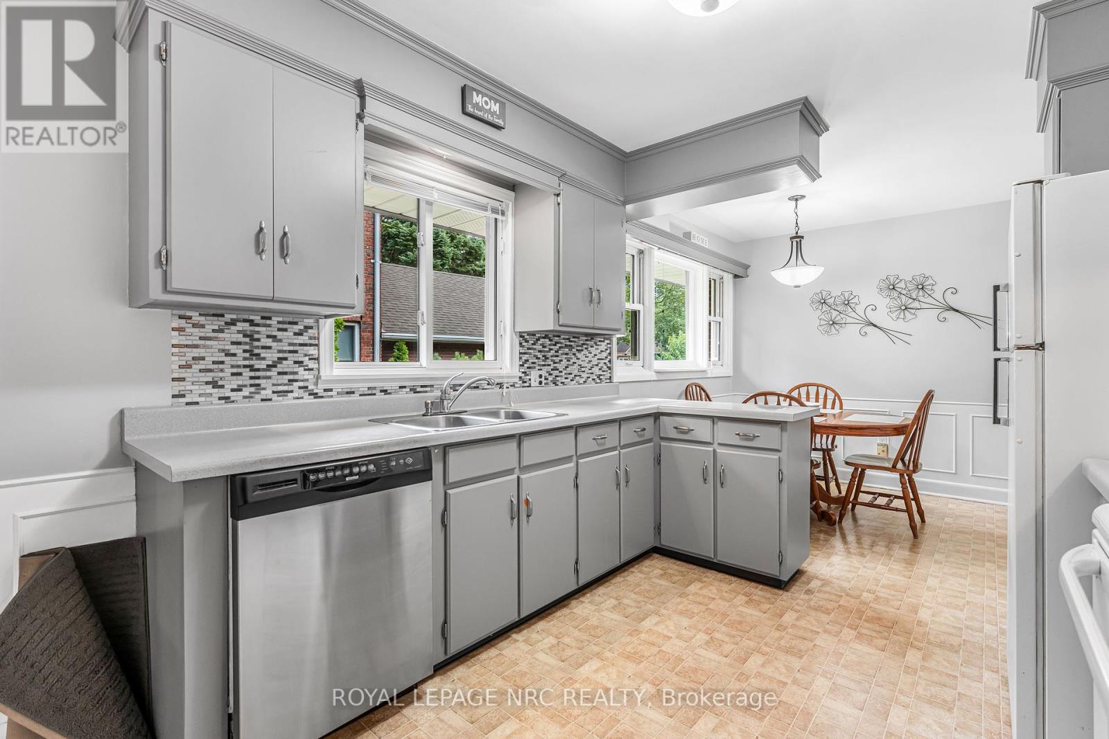 6 Maplewood Drive, St. Catharines, Ontario  L2M 3P1 - Photo 11 - X12326217