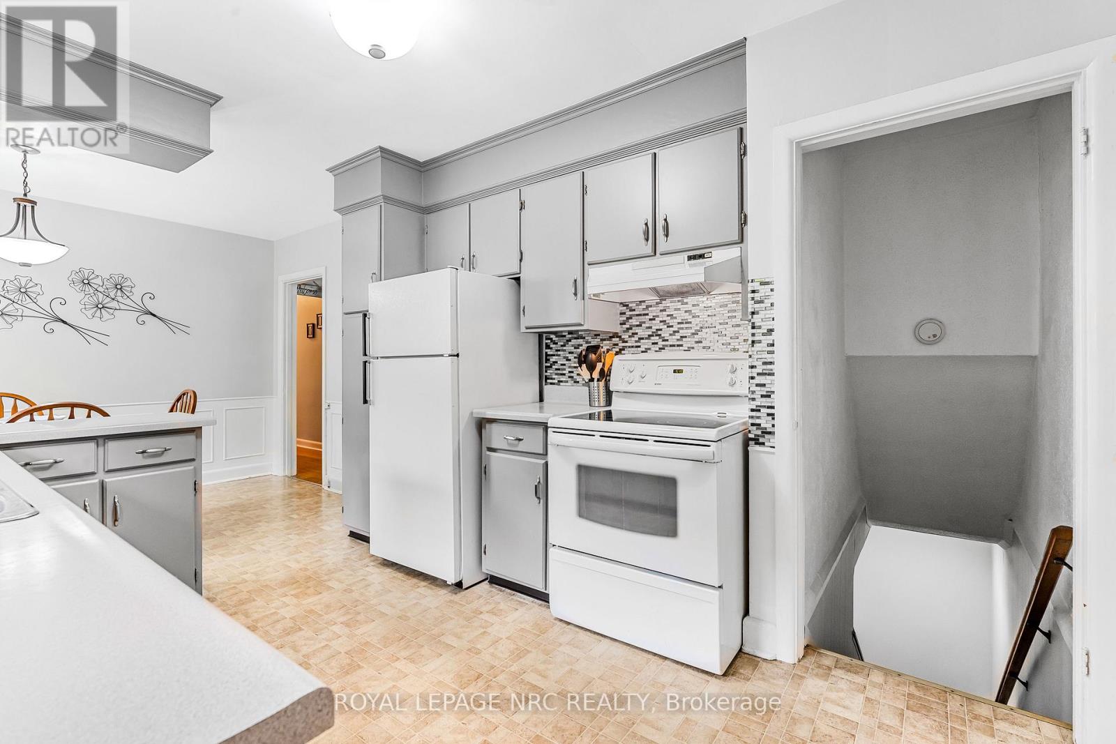 6 Maplewood Drive, St. Catharines, Ontario  L2M 3P1 - Photo 12 - X12326217