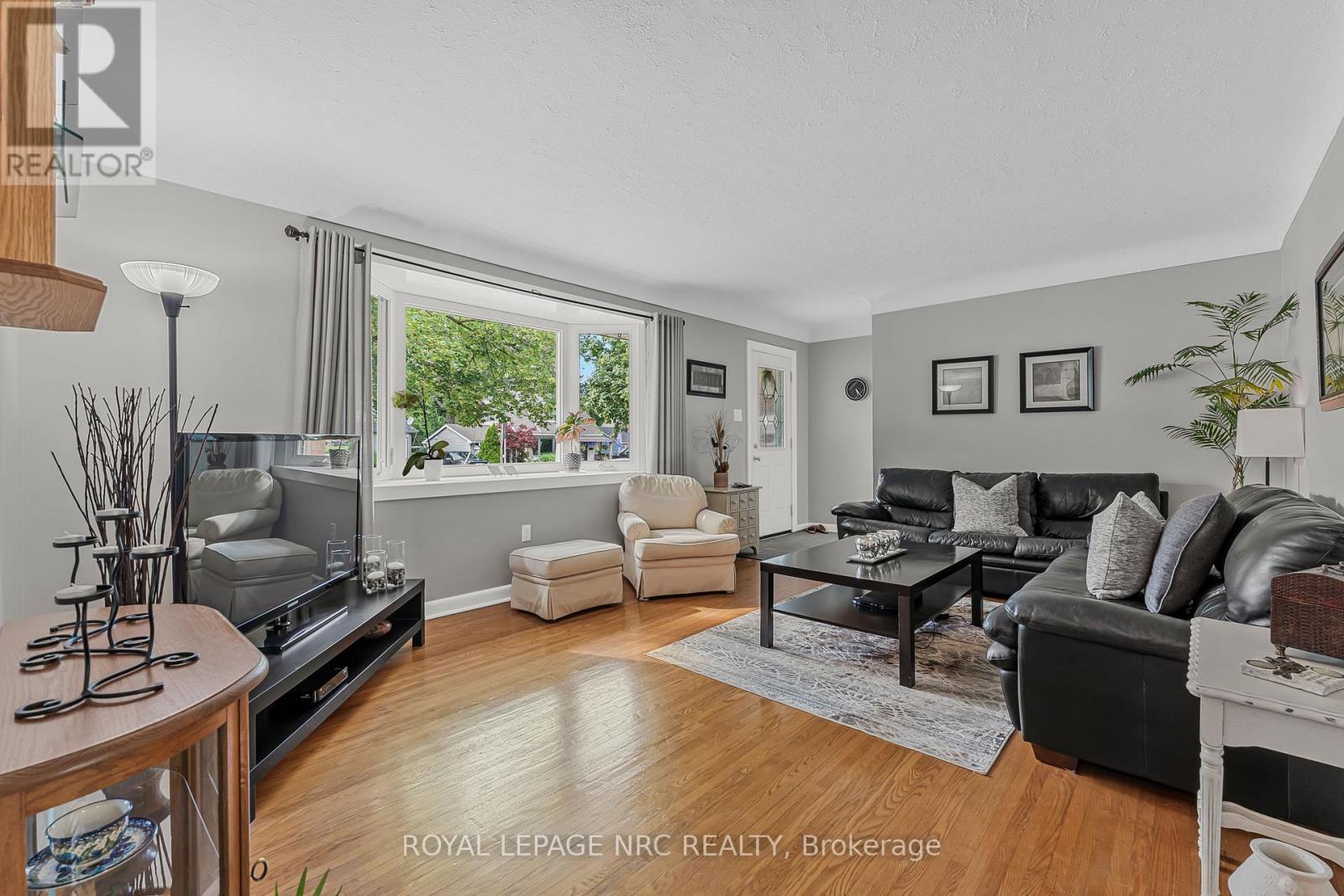 6 Maplewood Drive, St. Catharines, Ontario  L2M 3P1 - Photo 9 - X12326217