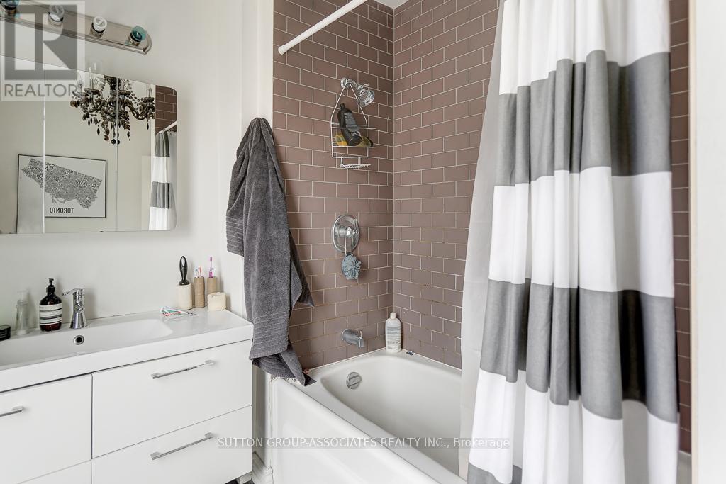 69 Palmerston Avenue, Toronto, Ontario  M6J 2J2 - Photo 10 - C12326221