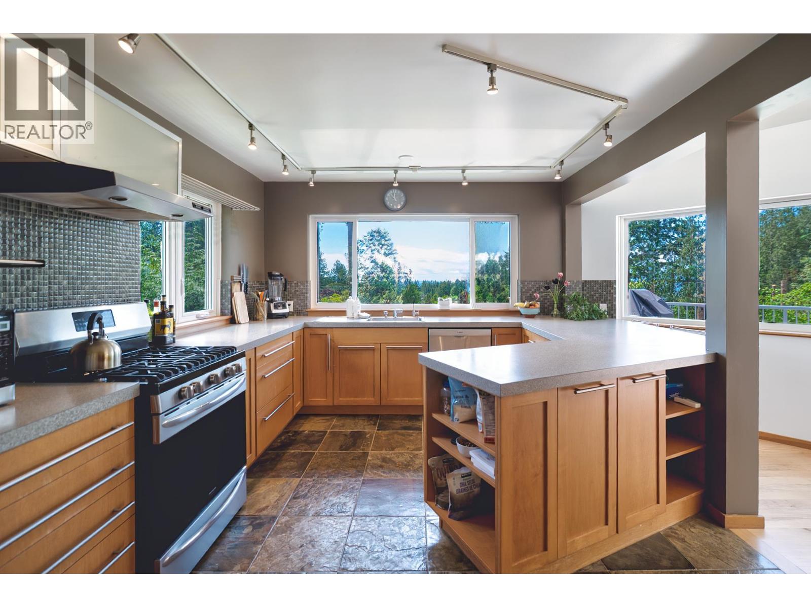 4873 LAUREL AVENUE, Sechelt, British Columbia