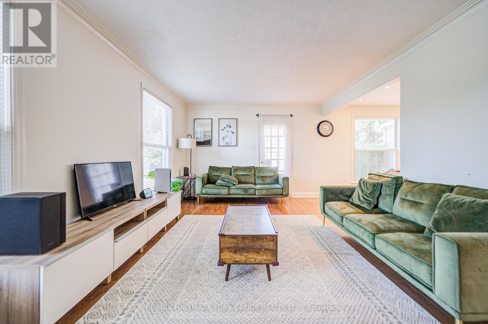 26 Gregory Street, Brampton (Downtown Brampton), Ontario  L6Y 1G1 - Photo 10 - W12326257