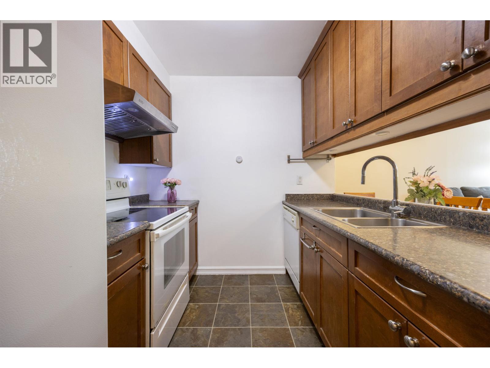 203 9521 Cardston Court, Burnaby, British Columbia  V3N 4R8 - Photo 3 - R3033961