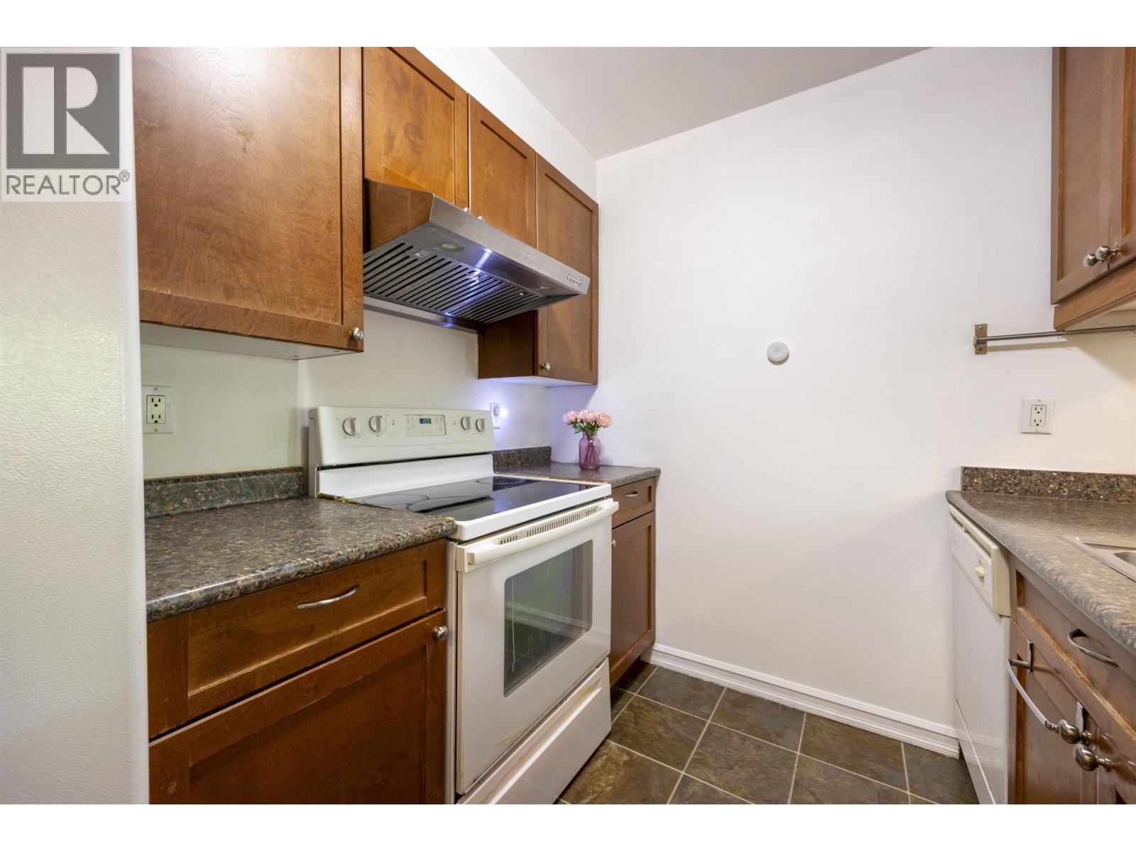 203 9521 Cardston Court, Burnaby, British Columbia  V3N 4R8 - Photo 4 - R3033961