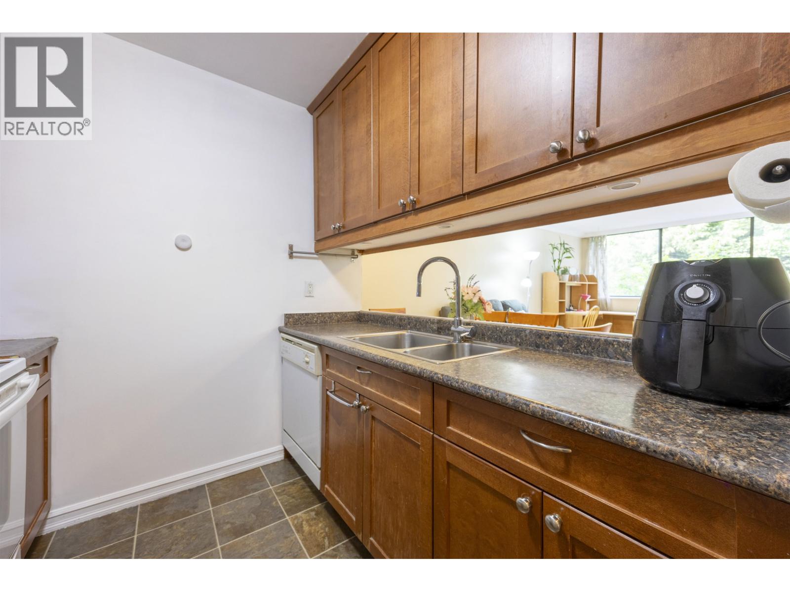 203 9521 Cardston Court, Burnaby, British Columbia  V3N 4R8 - Photo 5 - R3033961