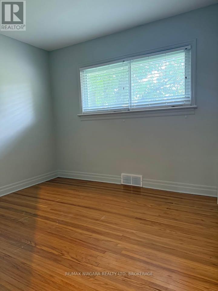 Upper - 6431 Stamford Green Drive, Niagara Falls (Stamford), Ontario  L2J 1T7 - Photo 10 - X12326312