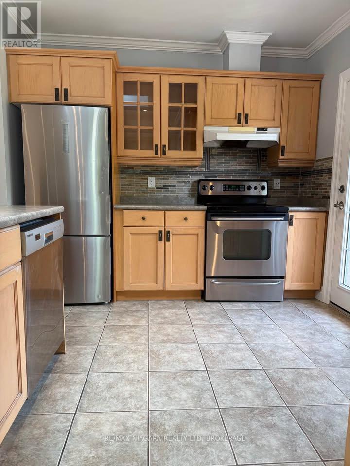 Upper - 6431 Stamford Green Drive, Niagara Falls (Stamford), Ontario  L2J 1T7 - Photo 2 - X12326312
