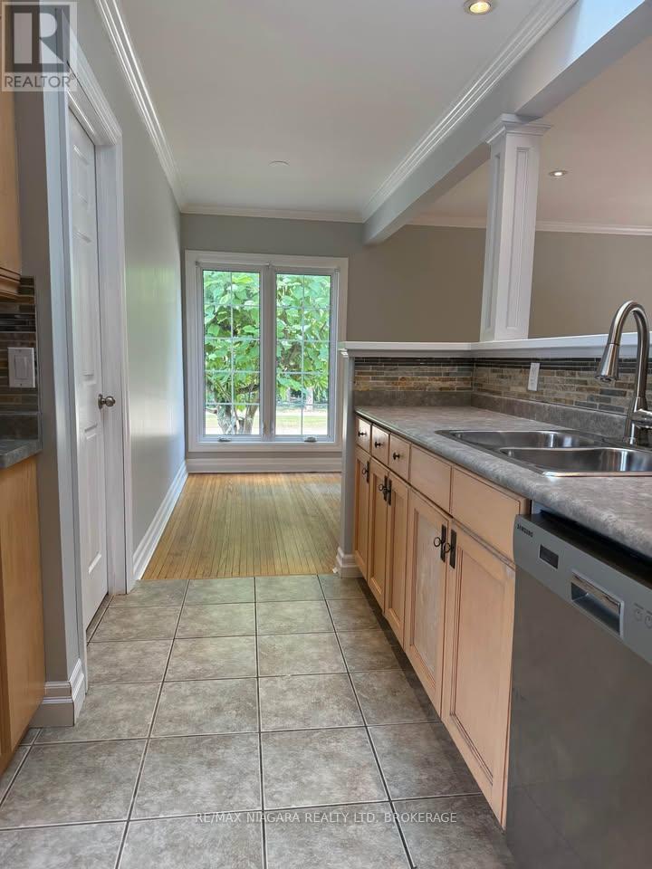 Upper - 6431 Stamford Green Drive, Niagara Falls (Stamford), Ontario  L2J 1T7 - Photo 3 - X12326312
