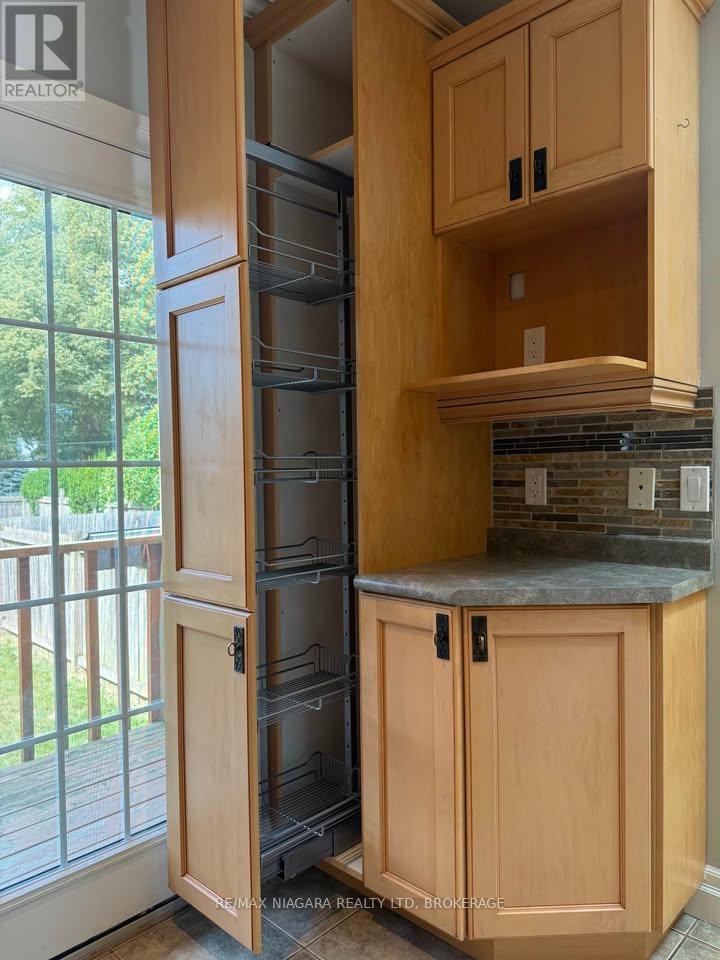 Upper - 6431 Stamford Green Drive, Niagara Falls (Stamford), Ontario  L2J 1T7 - Photo 4 - X12326312