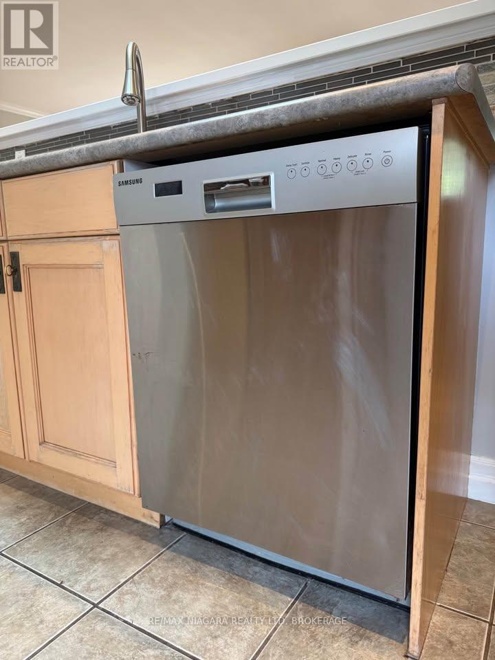 Upper - 6431 Stamford Green Drive, Niagara Falls (Stamford), Ontario  L2J 1T7 - Photo 5 - X12326312