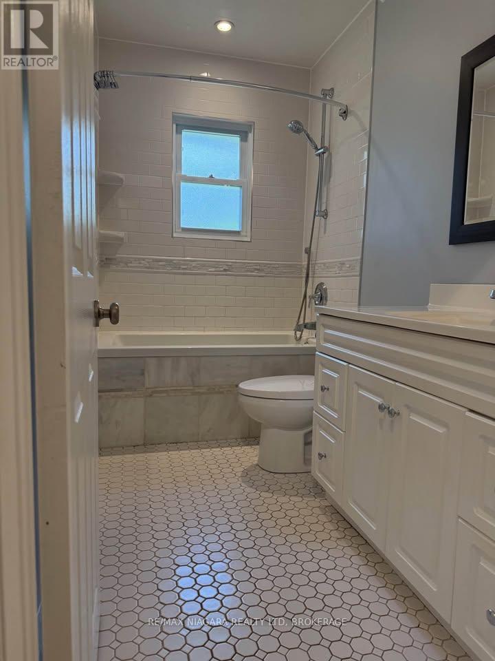Upper - 6431 Stamford Green Drive, Niagara Falls (Stamford), Ontario  L2J 1T7 - Photo 6 - X12326312
