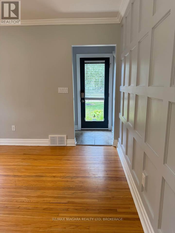 Upper - 6431 Stamford Green Drive, Niagara Falls (Stamford), Ontario  L2J 1T7 - Photo 8 - X12326312