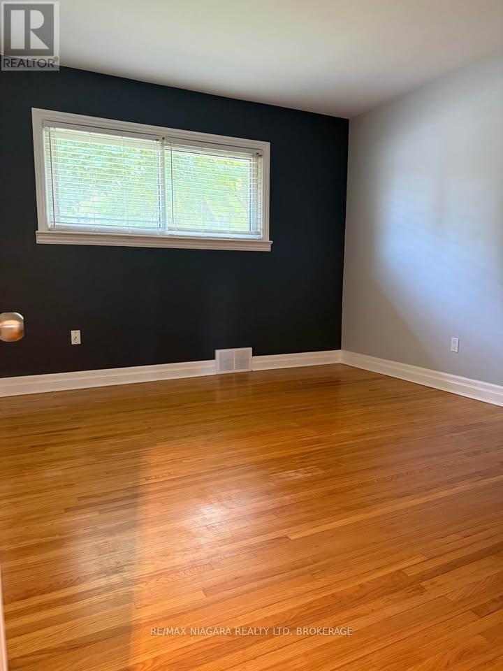 Upper - 6431 Stamford Green Drive, Niagara Falls (Stamford), Ontario  L2J 1T7 - Photo 9 - X12326312