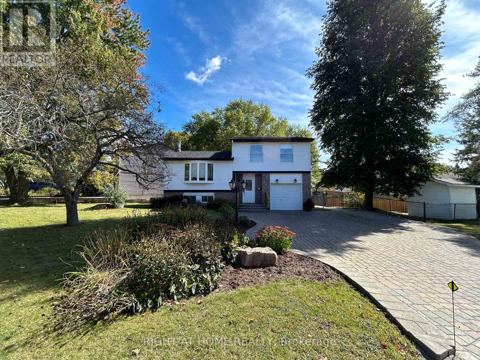 832 Boronia Crescent, Newmarket, Ontario  L3Y 5J9 - Photo 3 - N12326369