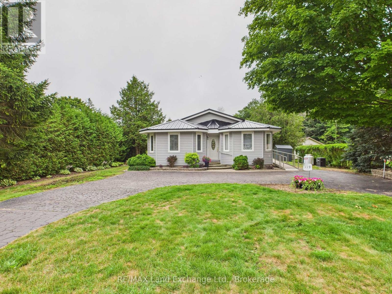 Huron Kinloss House for sale:  2 bedroom 1,100 sq.ft. (Listed 2025-08-07)