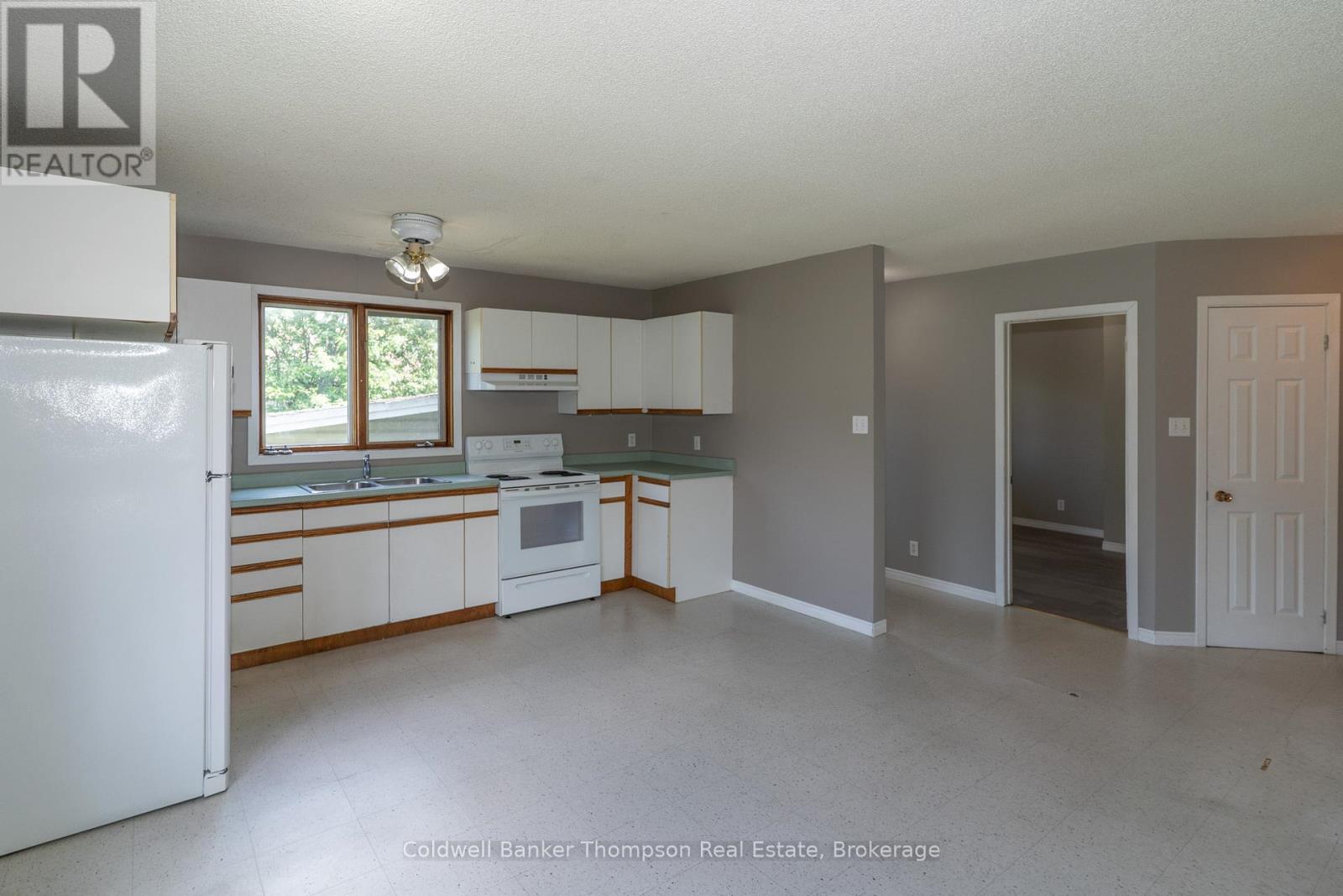 565 High Street, Burk's Falls, Ontario  P0A 1C0 - Photo 11 - X12326544