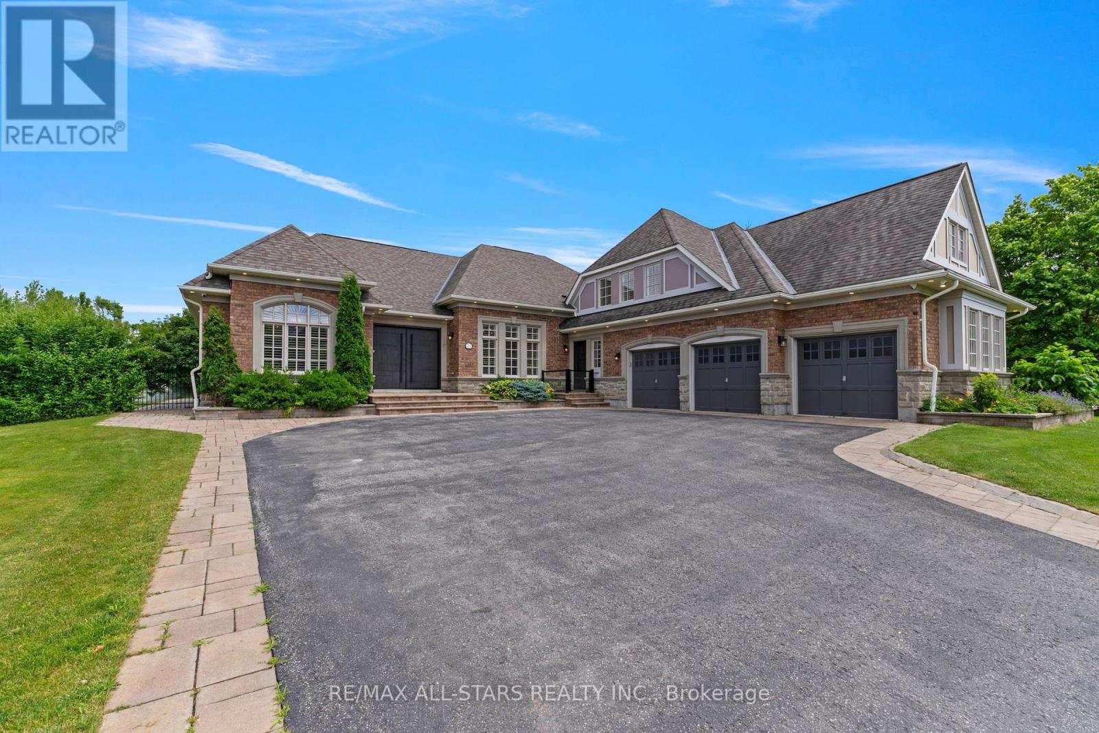 Property at 21 COUNTRY CLUB CRESCENT image 2