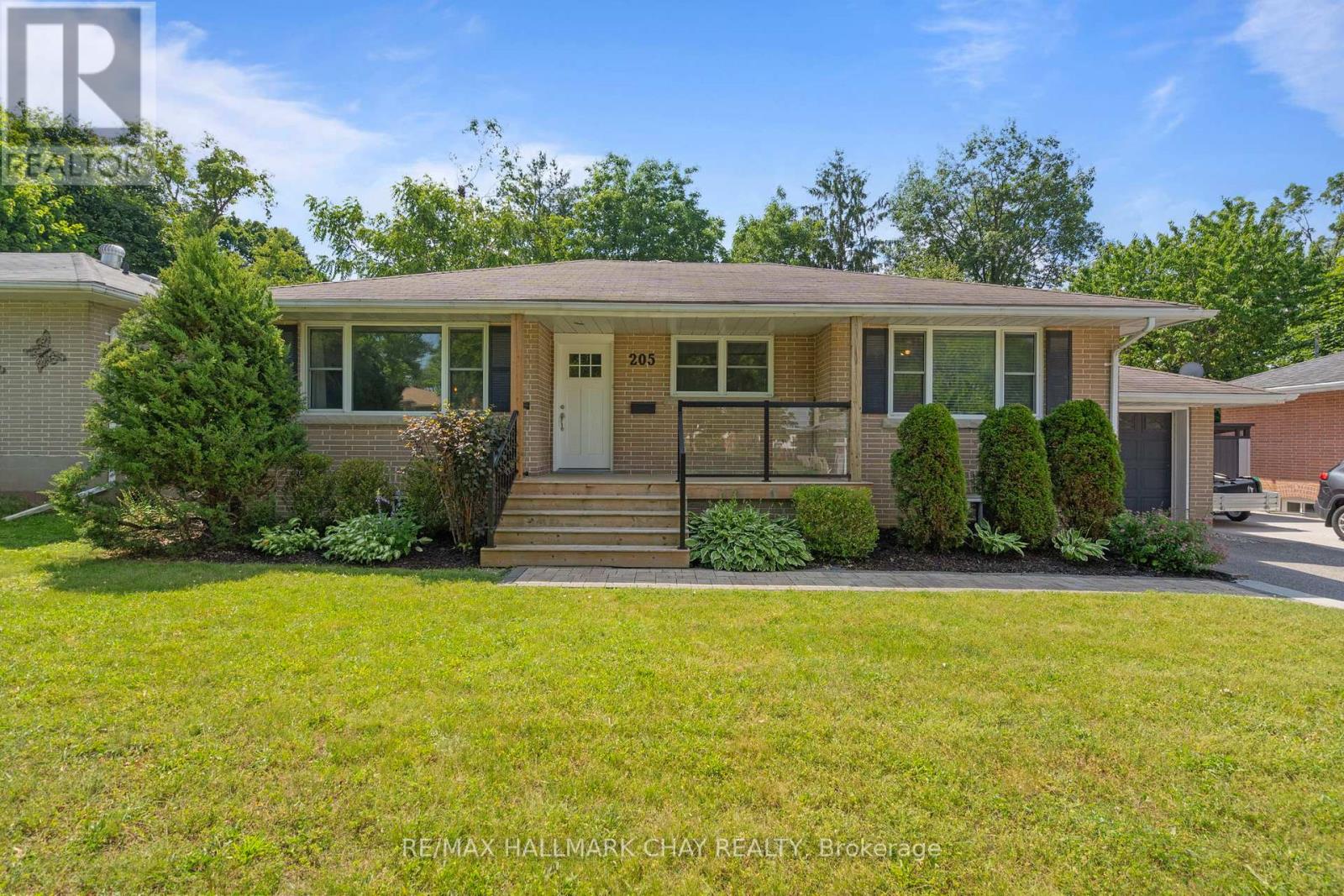 Property at 205 WELLINGTON STREET E image 2