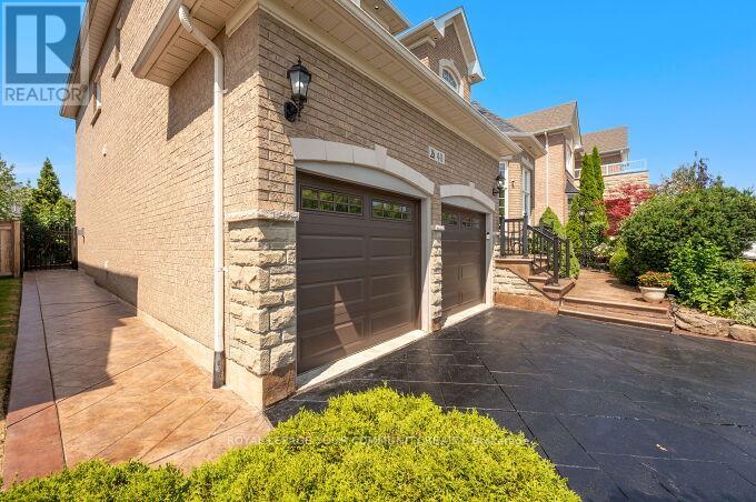 Property at 40 BARBERRY CRESCENT image 4