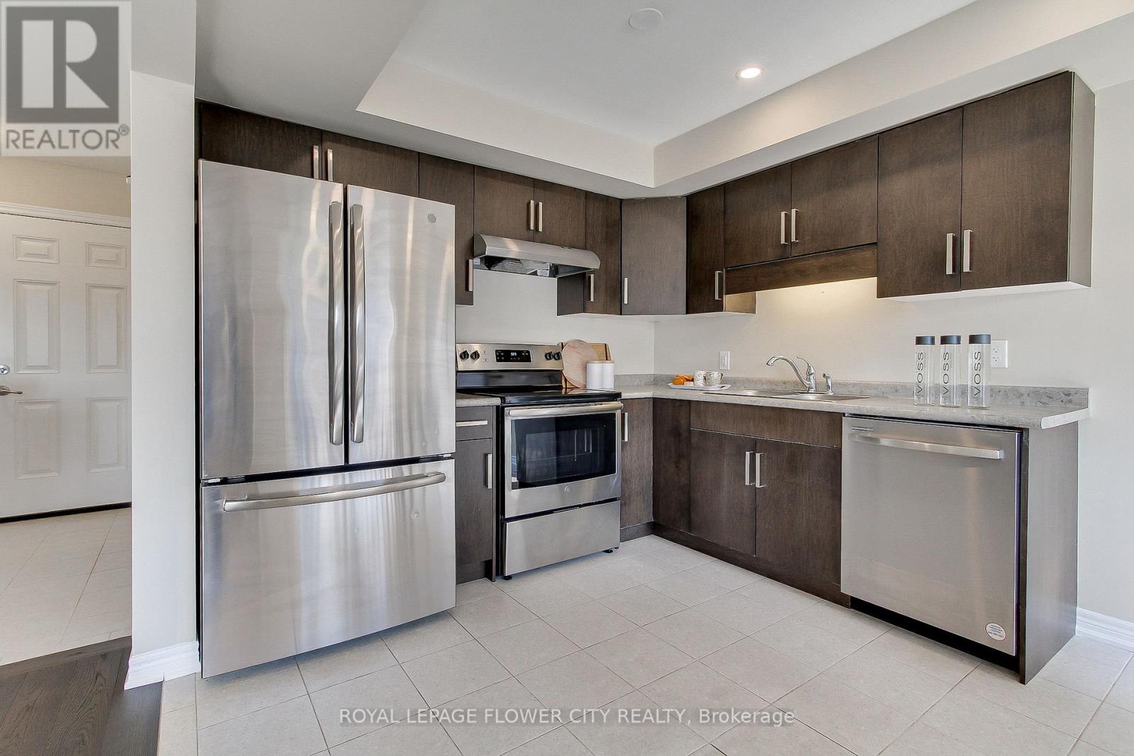 28 Wilkerson Street, Thorold, Ontario  L2V 0G4 - Photo 7 - X12326603