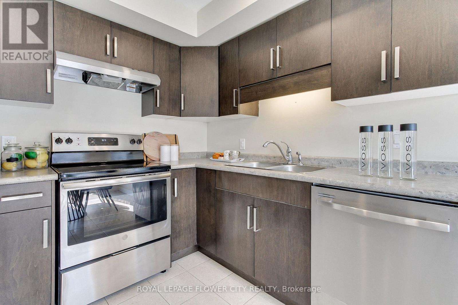 28 Wilkerson Street, Thorold, Ontario  L2V 0G4 - Photo 8 - X12326603