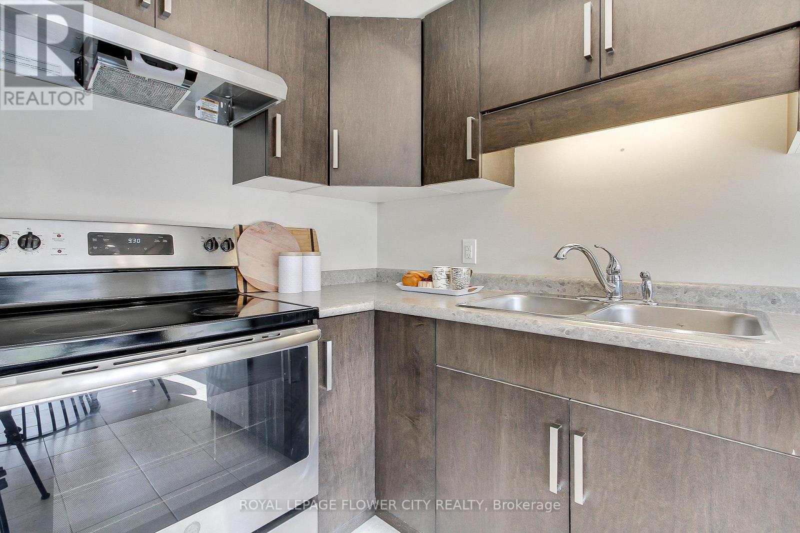 28 Wilkerson Street, Thorold, Ontario  L2V 0G4 - Photo 9 - X12326603